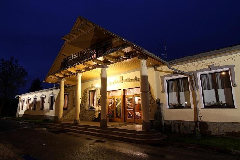 نوفه تارخ Restauracja Noclegi Ruczaj المظهر الخارجي الصورة